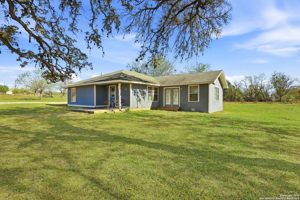 100 Meadow Lake, Seguin, TX 78155