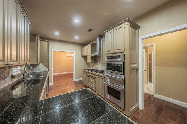 816 S Havenwood Lane, Fort Worth, TX 76112