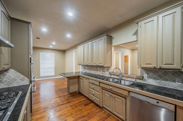816 S Havenwood Lane, Fort Worth, TX 76112