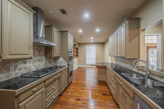 816 S Havenwood Lane, Fort Worth, TX 76112