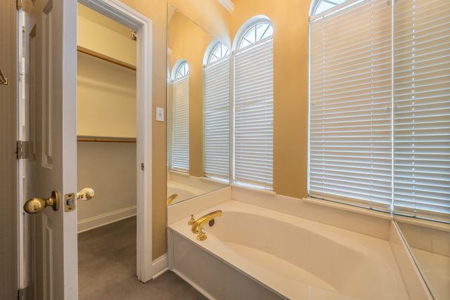 816 S Havenwood Lane, Fort Worth, TX 76112