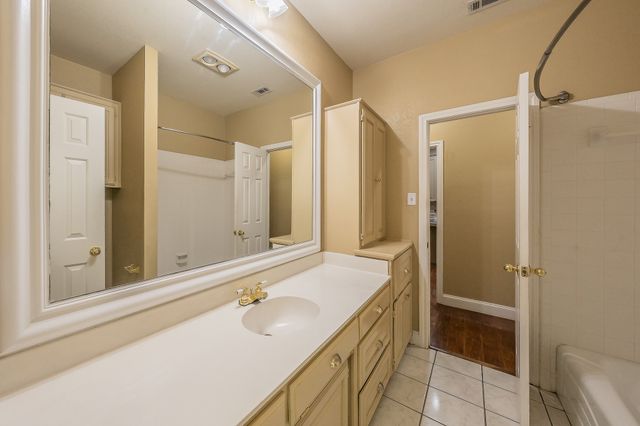 816 S Havenwood Lane, Fort Worth, TX 76112