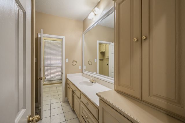 816 S Havenwood Lane, Fort Worth, TX 76112