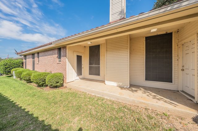 816 S Havenwood Lane, Fort Worth, TX 76112