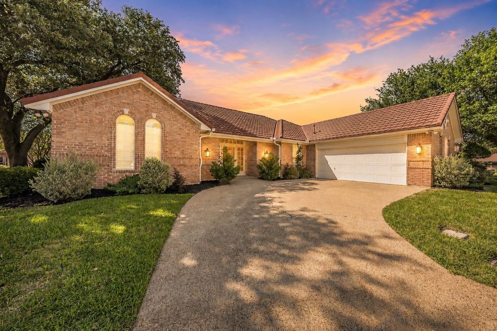 816 S Havenwood Lane, Fort Worth, TX 76112