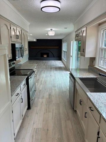 6807 Lakeshore Drive, Raytown, MO 64133