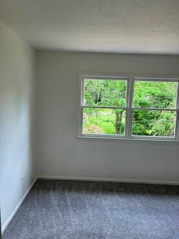 6807 Lakeshore Drive, Raytown, MO 64133