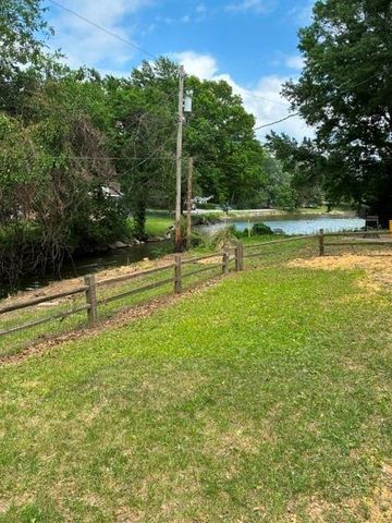 6807 Lakeshore Drive, Raytown, MO 64133