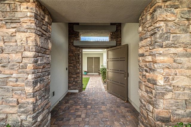 8260 Sweetwater Creek Way, Las Vegas, NV 89113