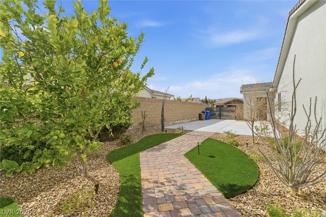 8260 Sweetwater Creek Way, Las Vegas, NV 89113