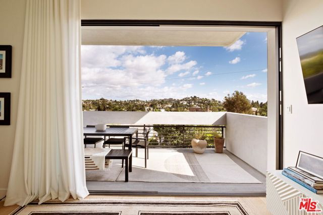 3256 Colony Circle, Los Angeles, CA 90027