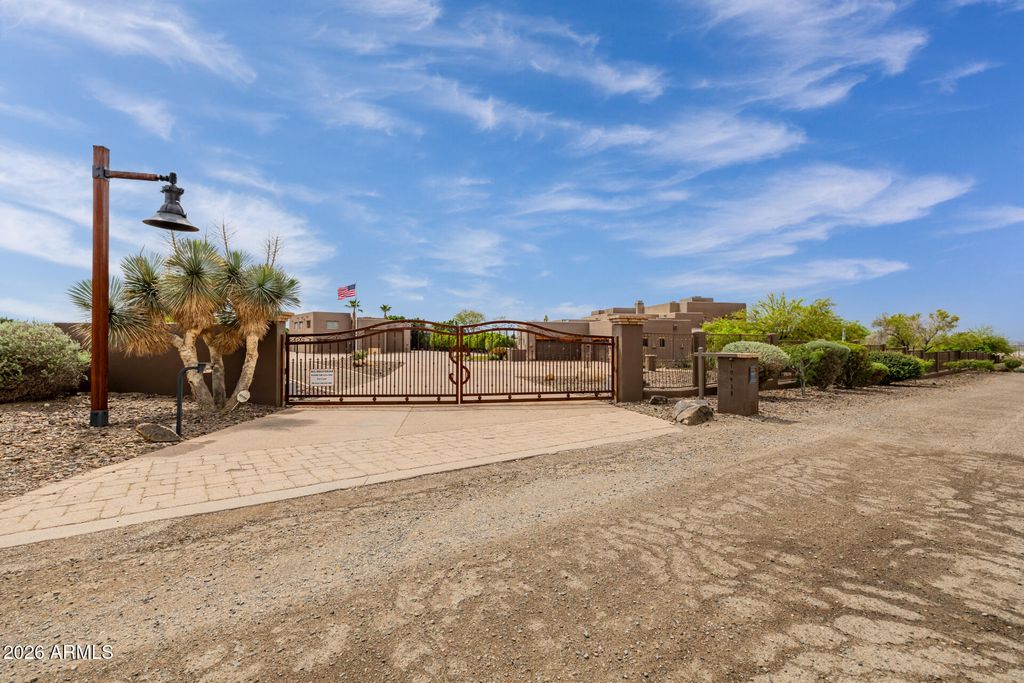 Image 2 of property listing at 10433 W MARIPOSA GRANDE --, Peoria, AZ 85383