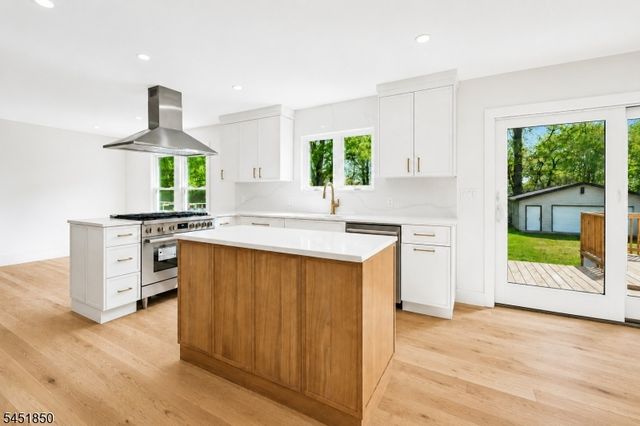 72 E Cedar St, Livingston Twp., NJ 07039