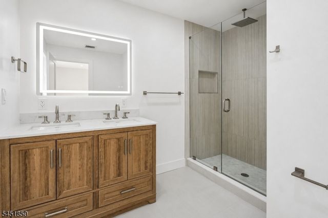 72 E Cedar St, Livingston Twp., NJ 07039