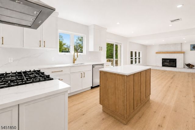 72 E Cedar St, Livingston Twp., NJ 07039