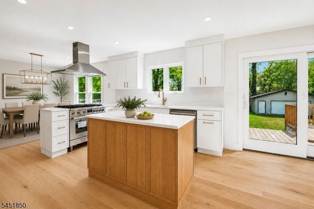 72 E Cedar St, Livingston Twp., NJ 07039
