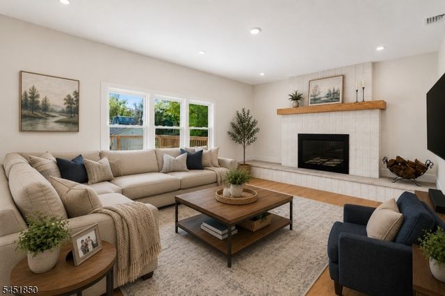 72 E Cedar St, Livingston Twp., NJ 07039