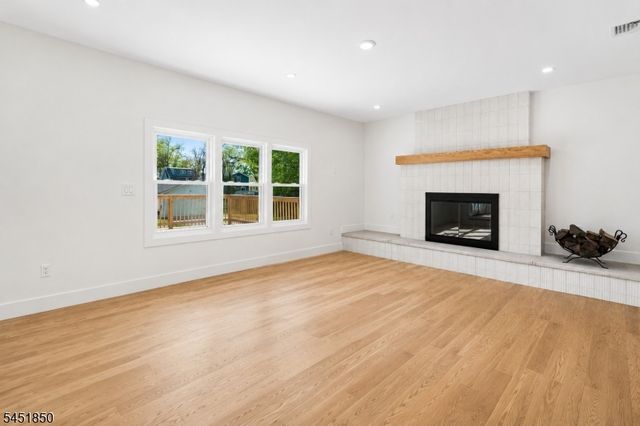 72 E Cedar St, Livingston Twp., NJ 07039