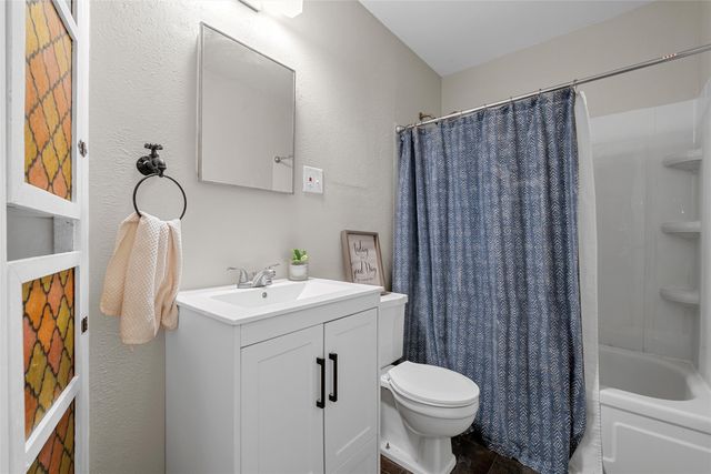 607 E Pine Street, West, TX 76691