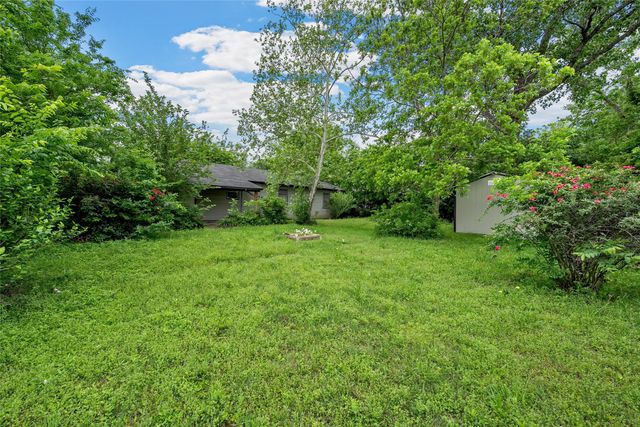 607 E Pine Street, West, TX 76691