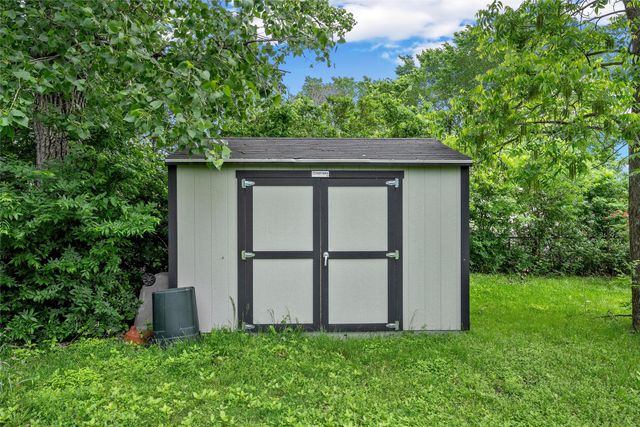 607 E Pine Street, West, TX 76691