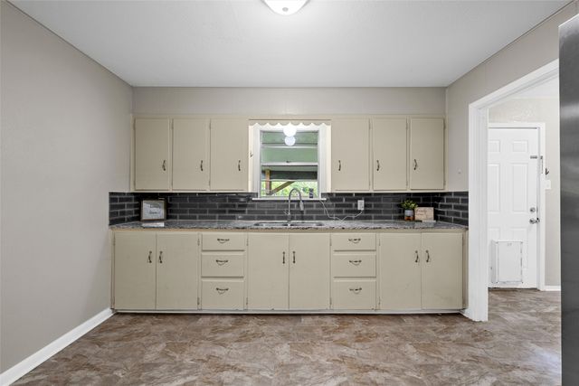 607 E Pine Street, West, TX 76691
