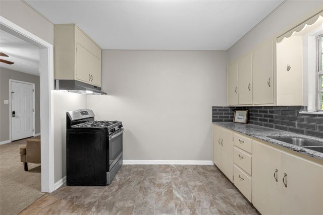607 E Pine Street, West, TX 76691