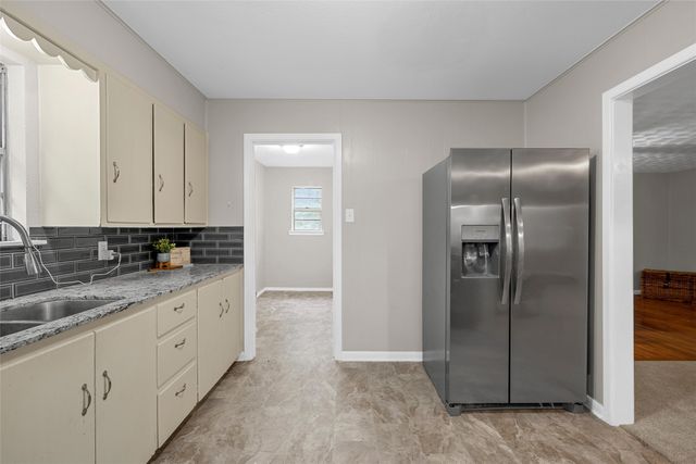 607 E Pine Street, West, TX 76691