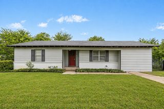 607 E Pine Street, West, TX 76691