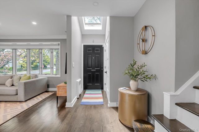 39 Warwick Place, Port Washington, NY 11050