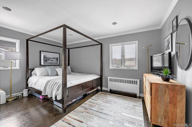 39 Warwick Place, Port Washington, NY 11050