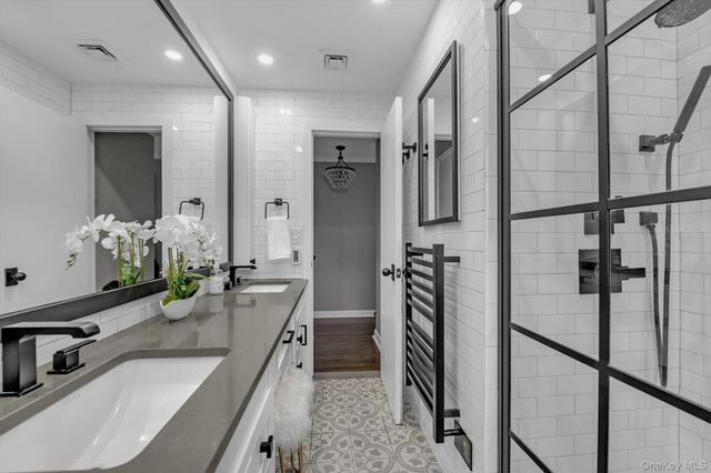 39 Warwick Place, Port Washington, NY 11050