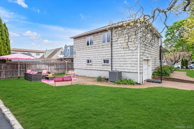 39 Warwick Place, Port Washington, NY 11050