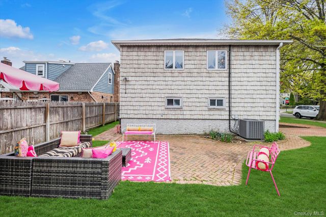 39 Warwick Place, Port Washington, NY 11050