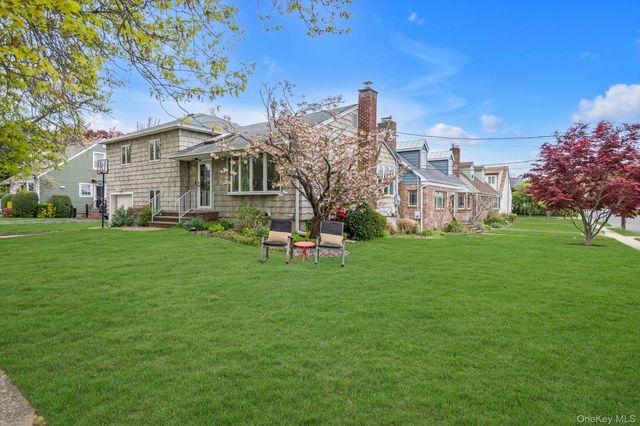 39 Warwick Place, Port Washington, NY 11050