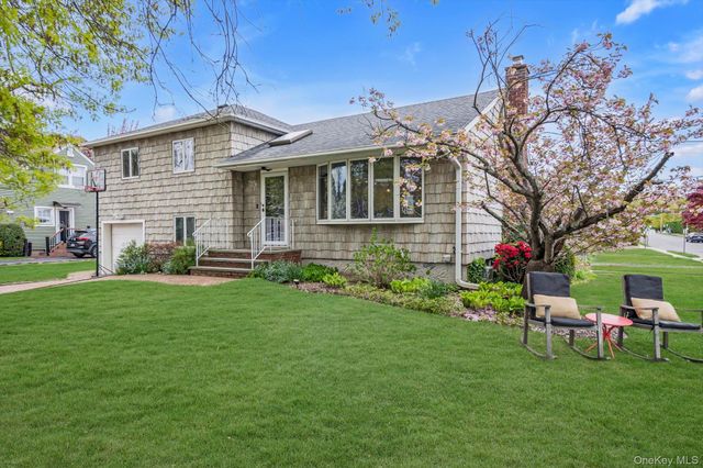 39 Warwick Place, Port Washington, NY 11050