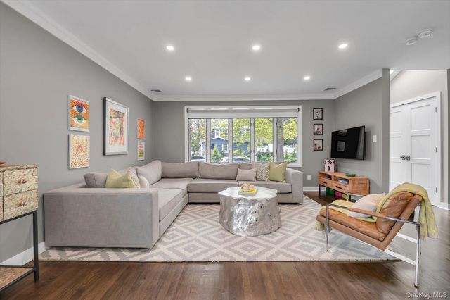 39 Warwick Place, Port Washington, NY 11050