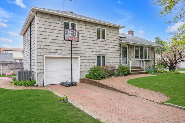 39 Warwick Place, Port Washington, NY 11050