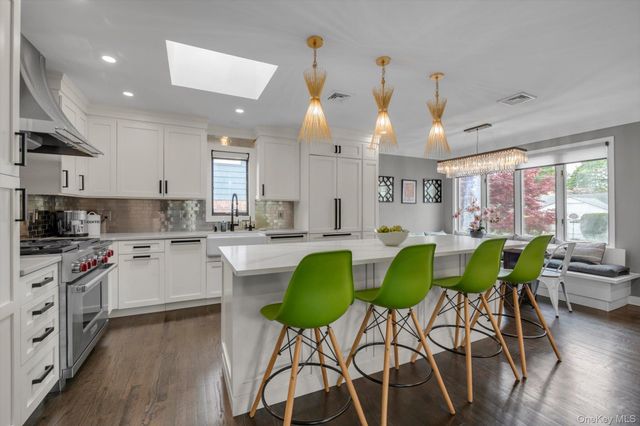 39 Warwick Place, Port Washington, NY 11050