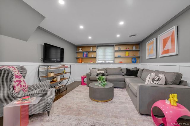 39 Warwick Place, Port Washington, NY 11050