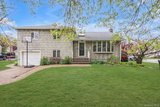 39 Warwick Place, Port Washington, NY 11050