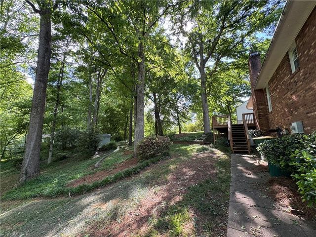 910 Forestglen Drive, Winston-salem, NC 27103
