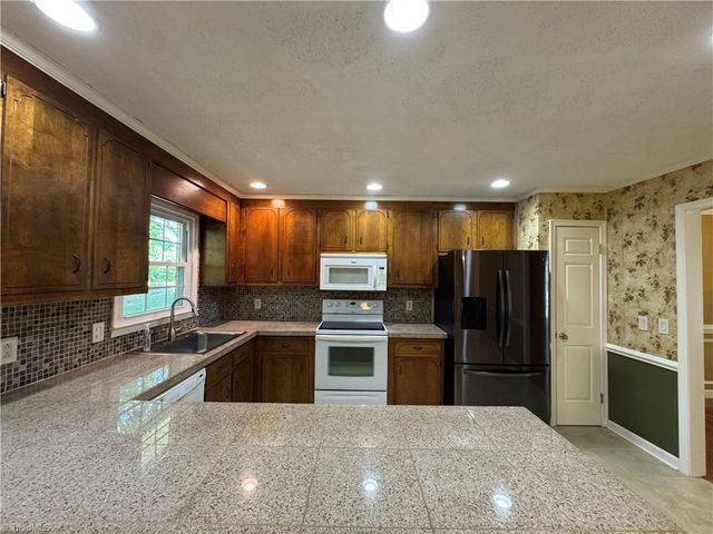 910 Forestglen Drive, Winston-salem, NC 27103