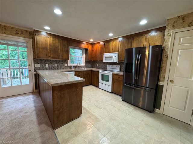 910 Forestglen Drive, Winston-salem, NC 27103