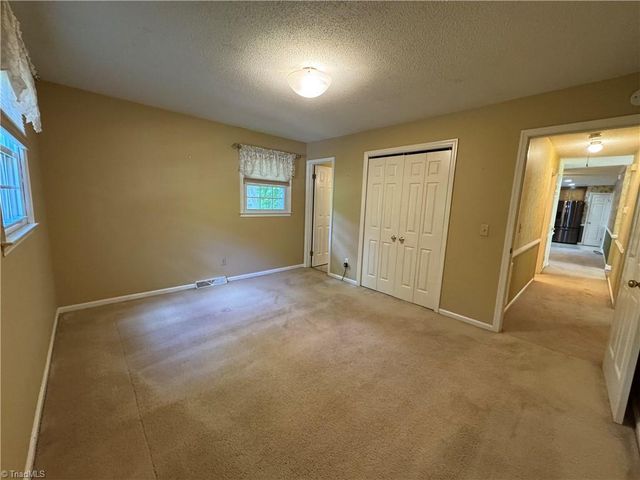 910 Forestglen Drive, Winston-salem, NC 27103
