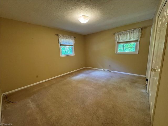 910 Forestglen Drive, Winston-salem, NC 27103