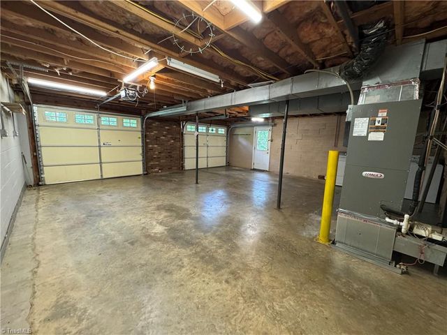 910 Forestglen Drive, Winston-salem, NC 27103