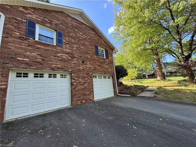 910 Forestglen Drive, Winston-salem, NC 27103