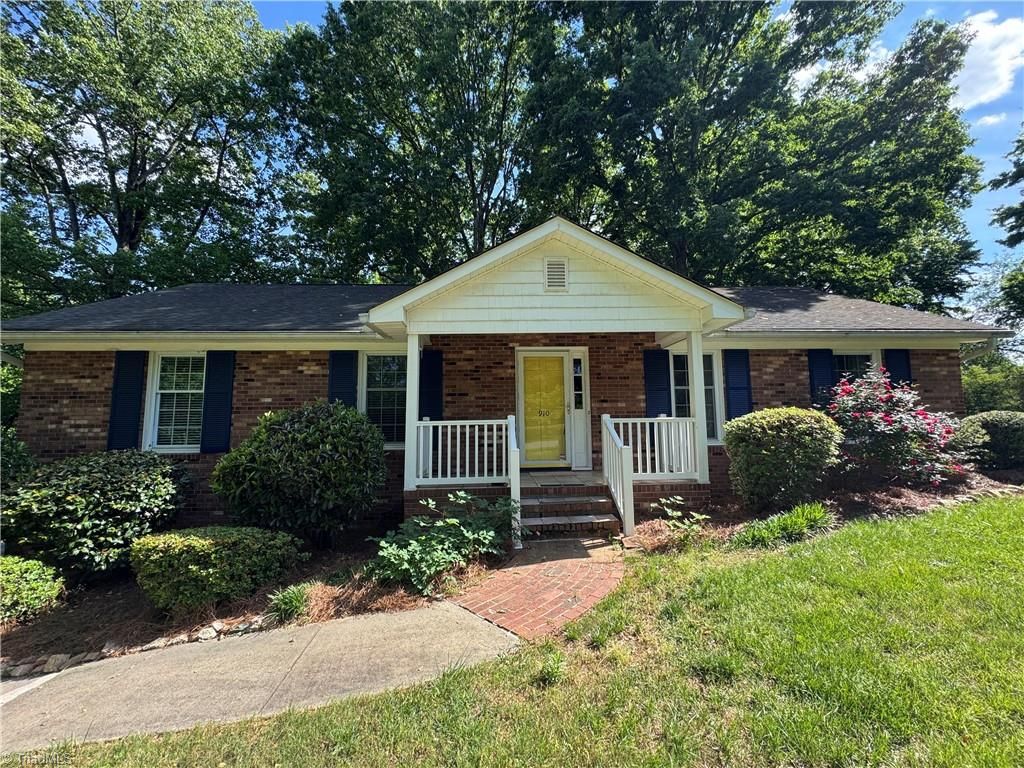910 Forestglen Drive, Winston-salem, NC 27103