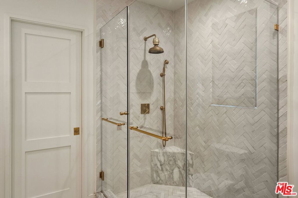 Image 12 of property listing at 131 S Saltair Avenue, Los Angeles, CA 90049